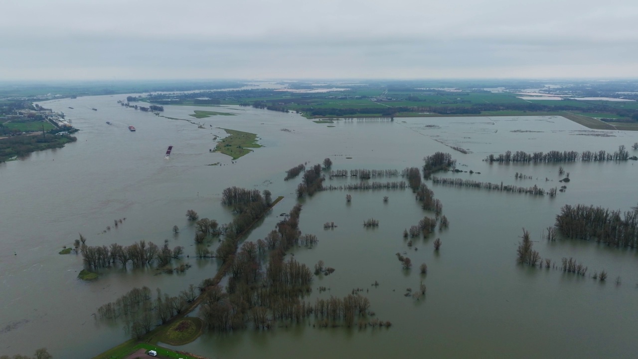 海尔德兰的瓦尔河淹没了周围的荷兰乡村，鸟瞰图视频下载