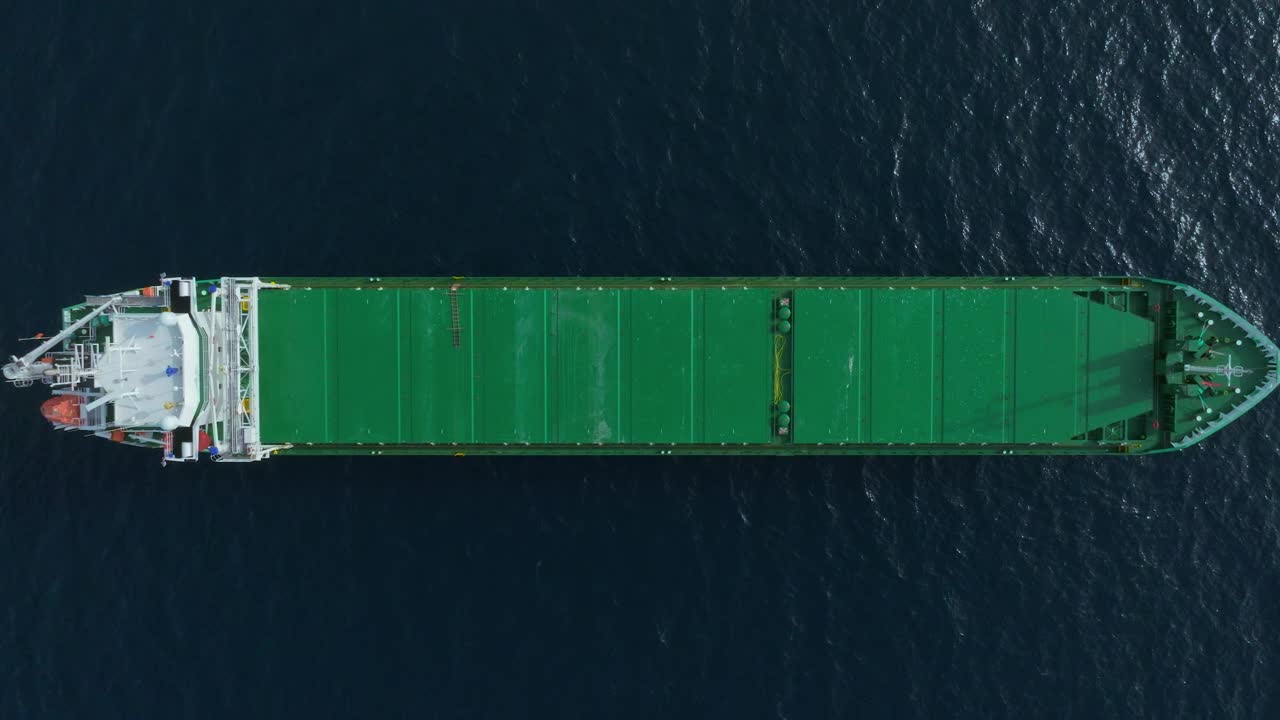 一艘停泊在海上的绿色货船的鸟瞰图视频素材