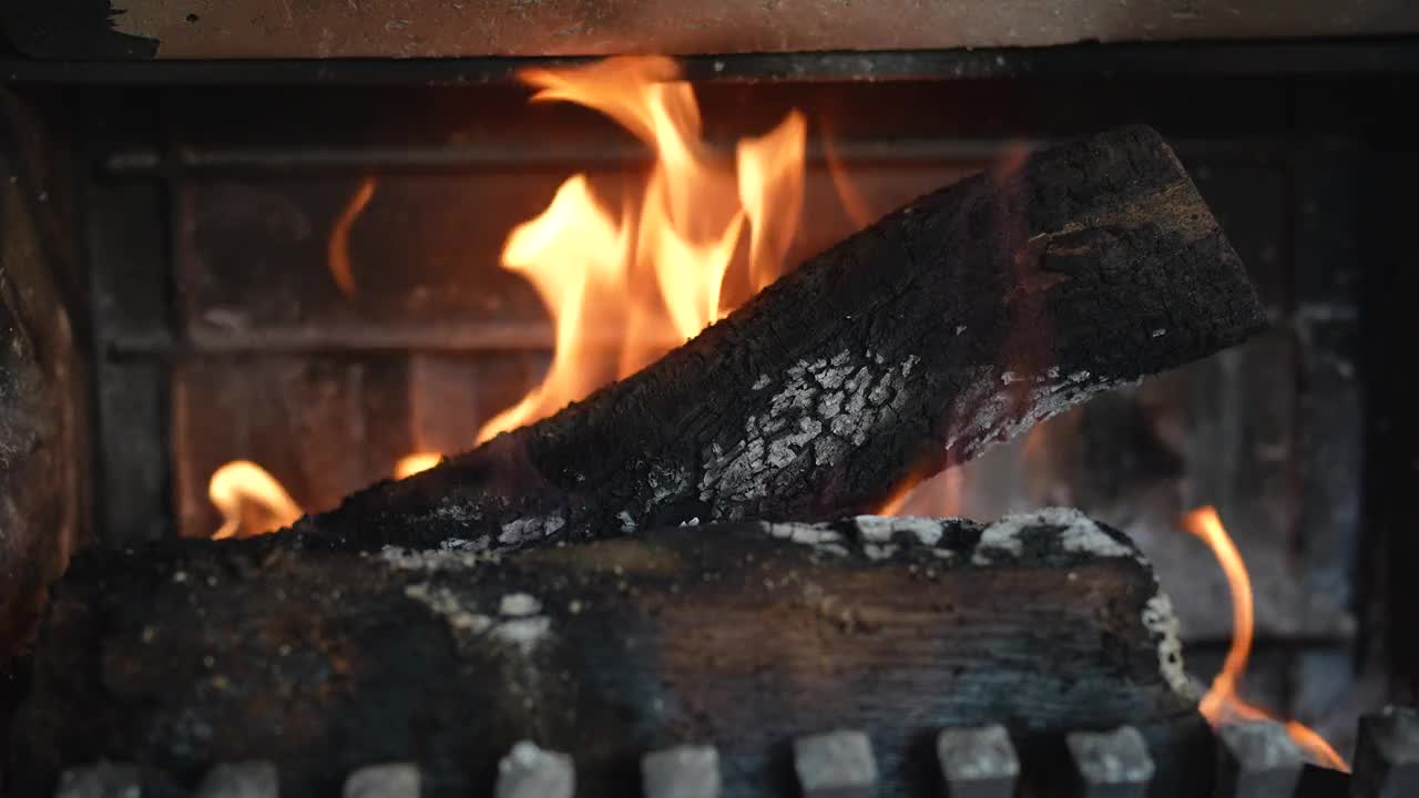 温暖的壁炉与燃烧的木材内部用于温暖，放松在寒冷的冬季夜晚视频下载