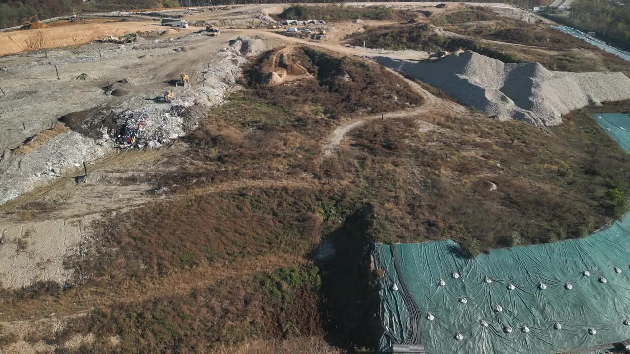 鸟瞰图垃圾填埋场汽车起重机推土机视频素材