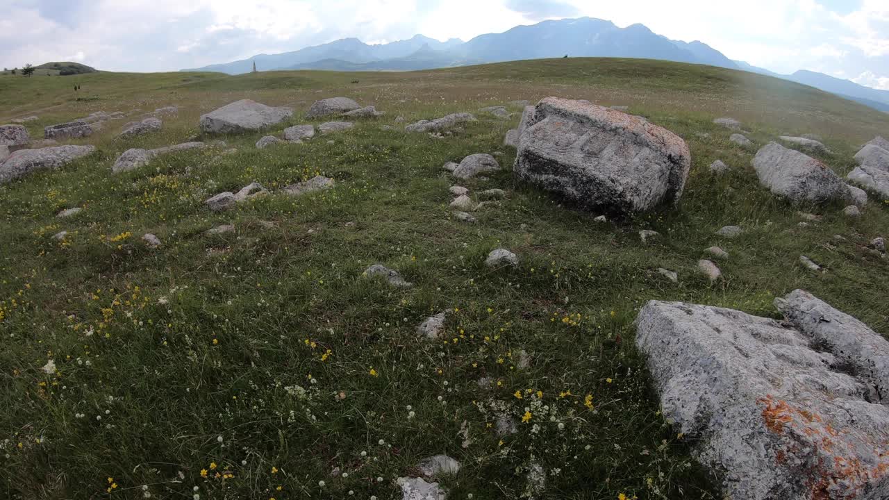 黑山的中世纪墓石遗址视频下载