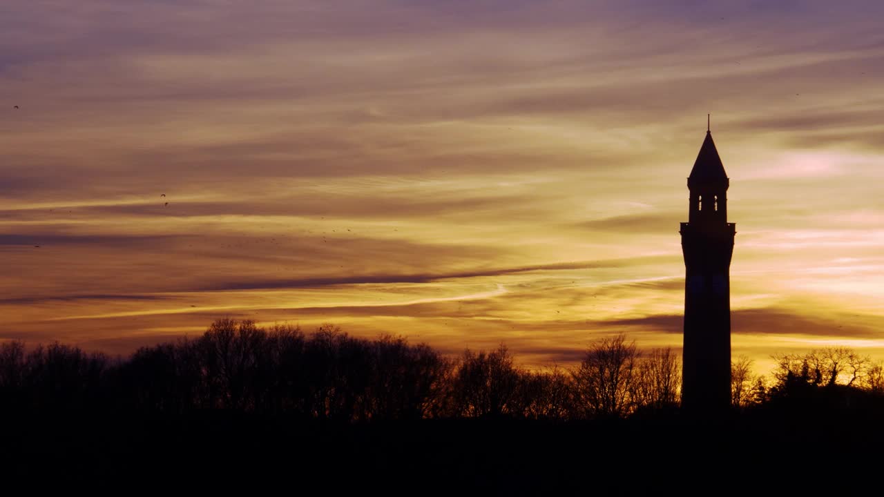夕阳下的伯明翰大学钟楼。视频下载