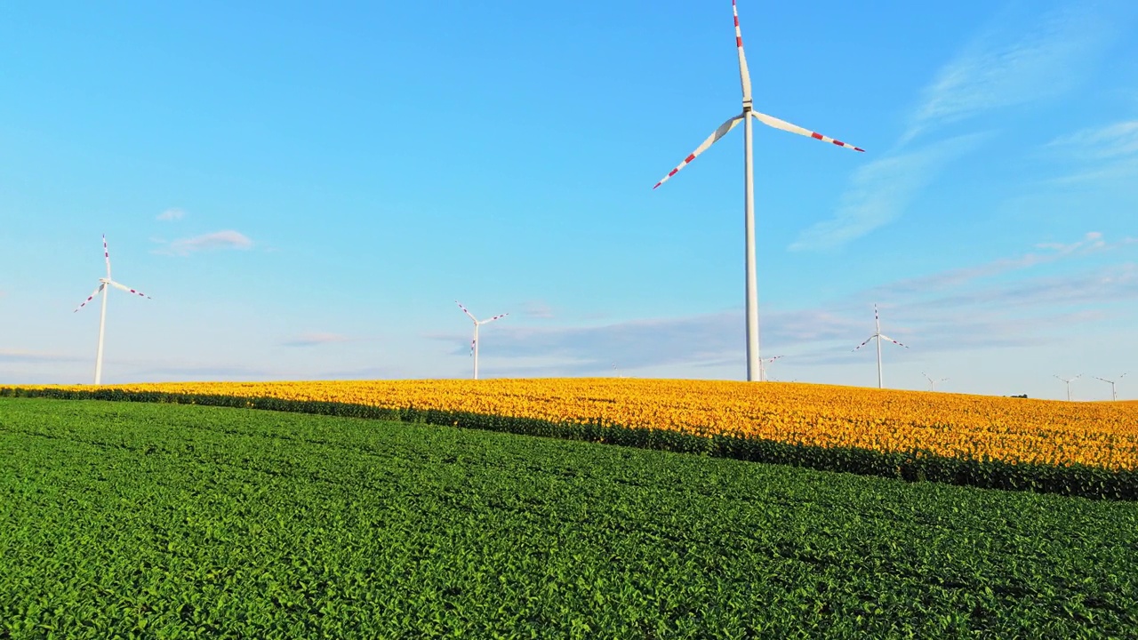 更新的空中领域:风力涡轮机在农业赏金中旋转视频下载