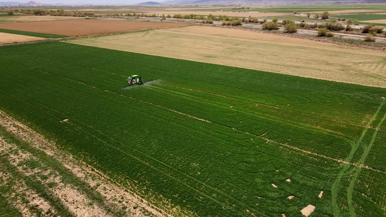 无人机拍摄的农田。季节性土壤栽培和灌溉视频下载