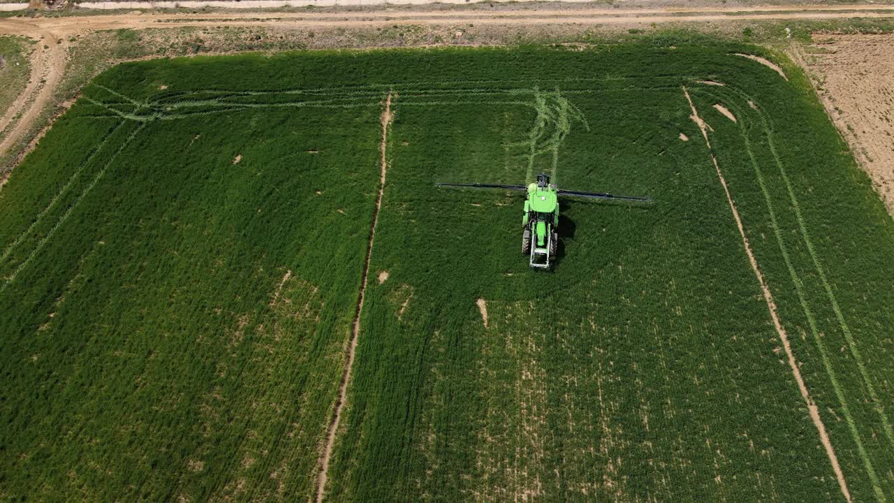 无人机拍摄的农田。季节性土壤栽培和灌溉视频下载