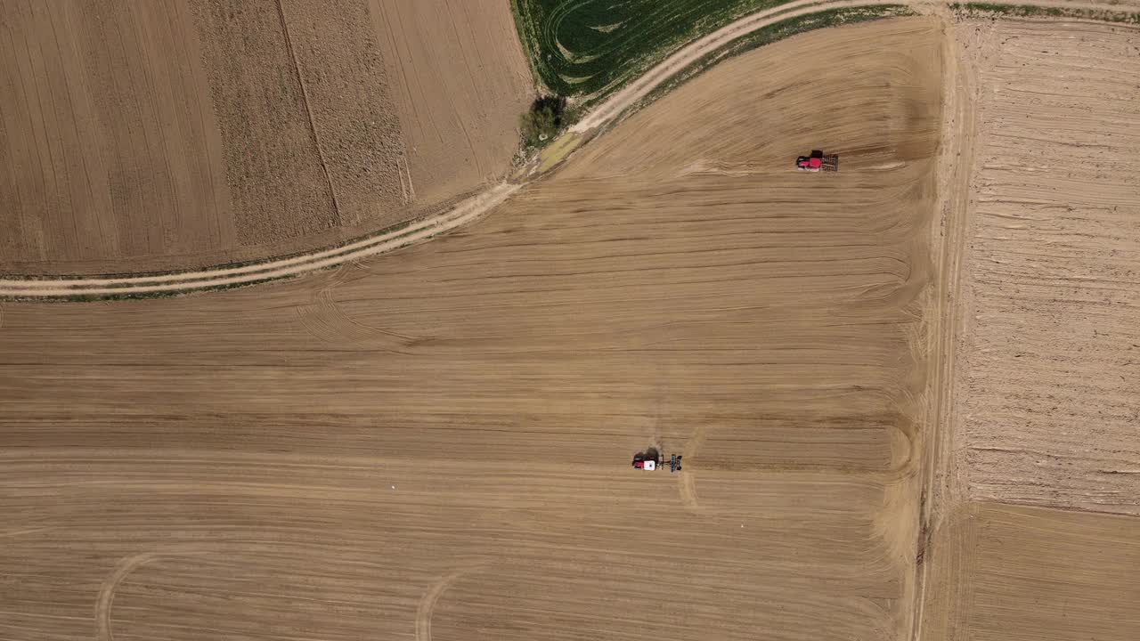 无人机拍摄的农田。季节性的土壤耕作和耕作视频下载