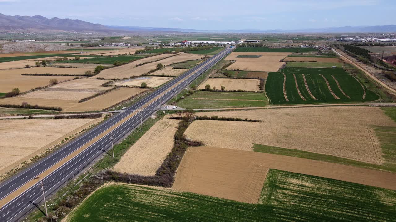 无人机拍摄的农田和道路视频下载