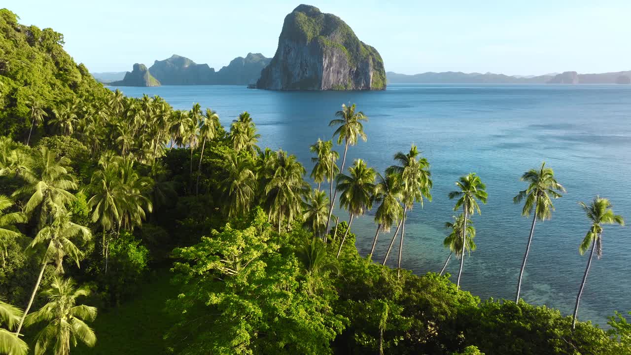 鸟瞰拉斯卡巴纳斯爱妮岛，菲律宾巴拉望岛-无人机4K视频下载