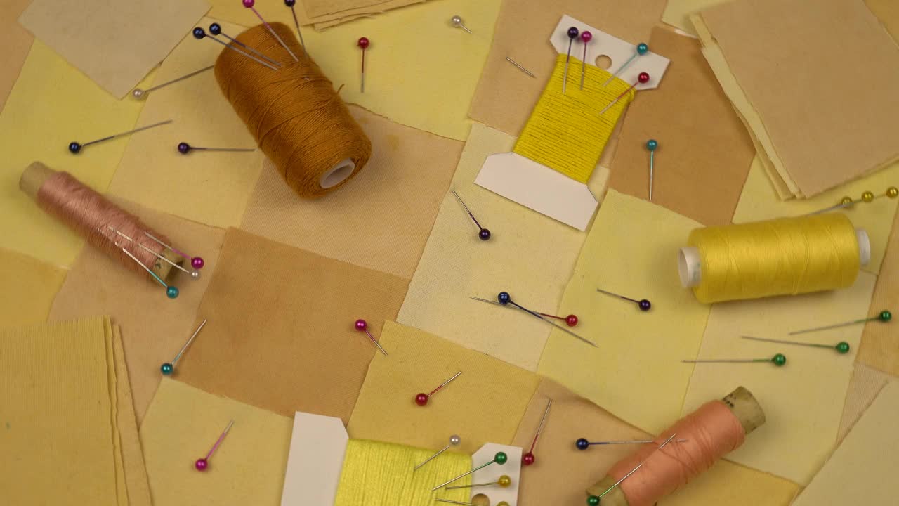 拼接缝纫的配件放在黄色调的拼接纺织品上视频素材