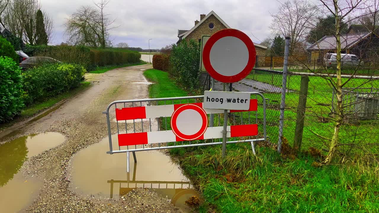荷兰乡村公路旁有高水位标志，禁止驶入视频下载