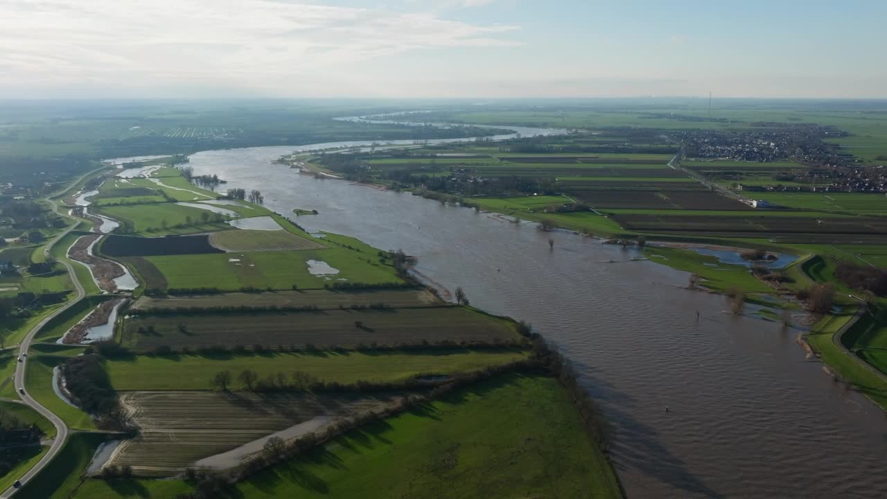 暴雨过后，农村地区的勒克河水位暴涨。无人机。视频下载