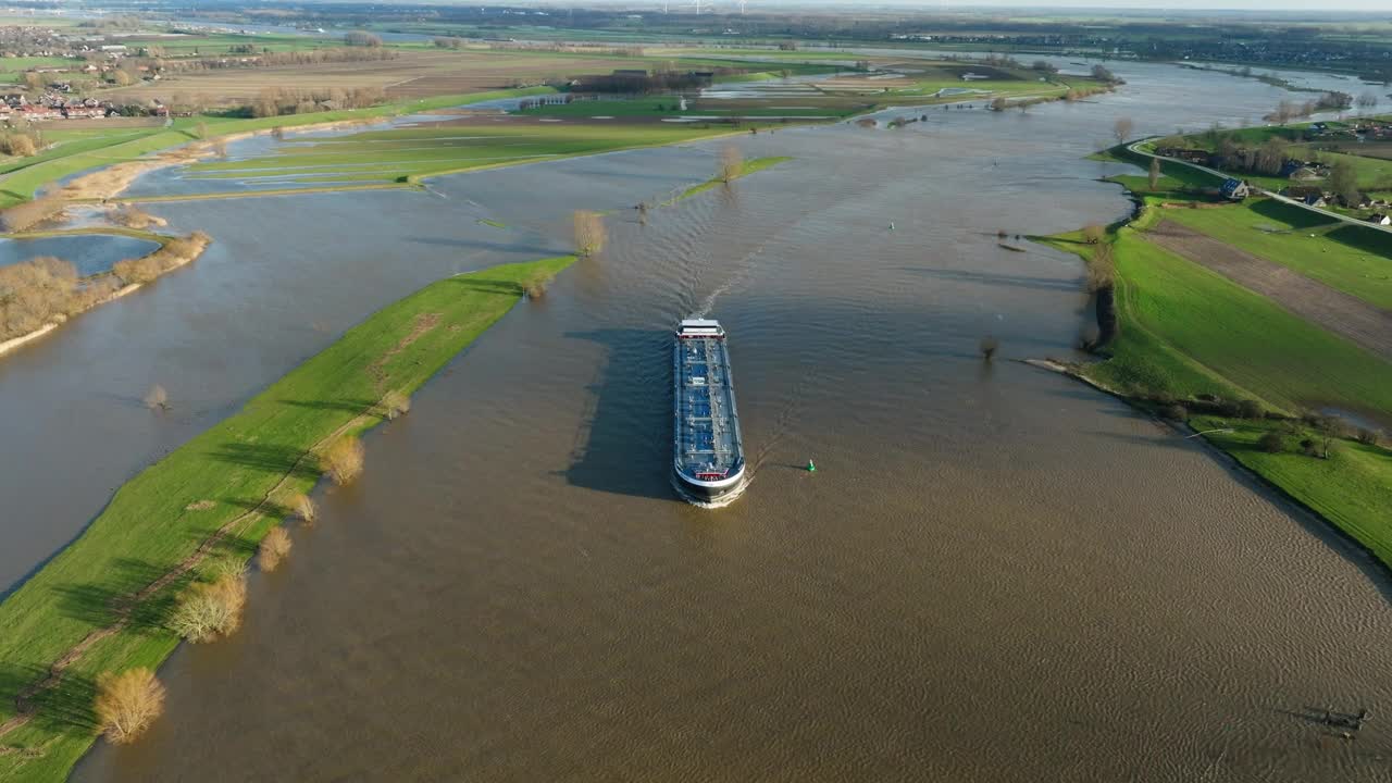 运送货物的商业船只被洪水淹没的勒克河。空中视频下载