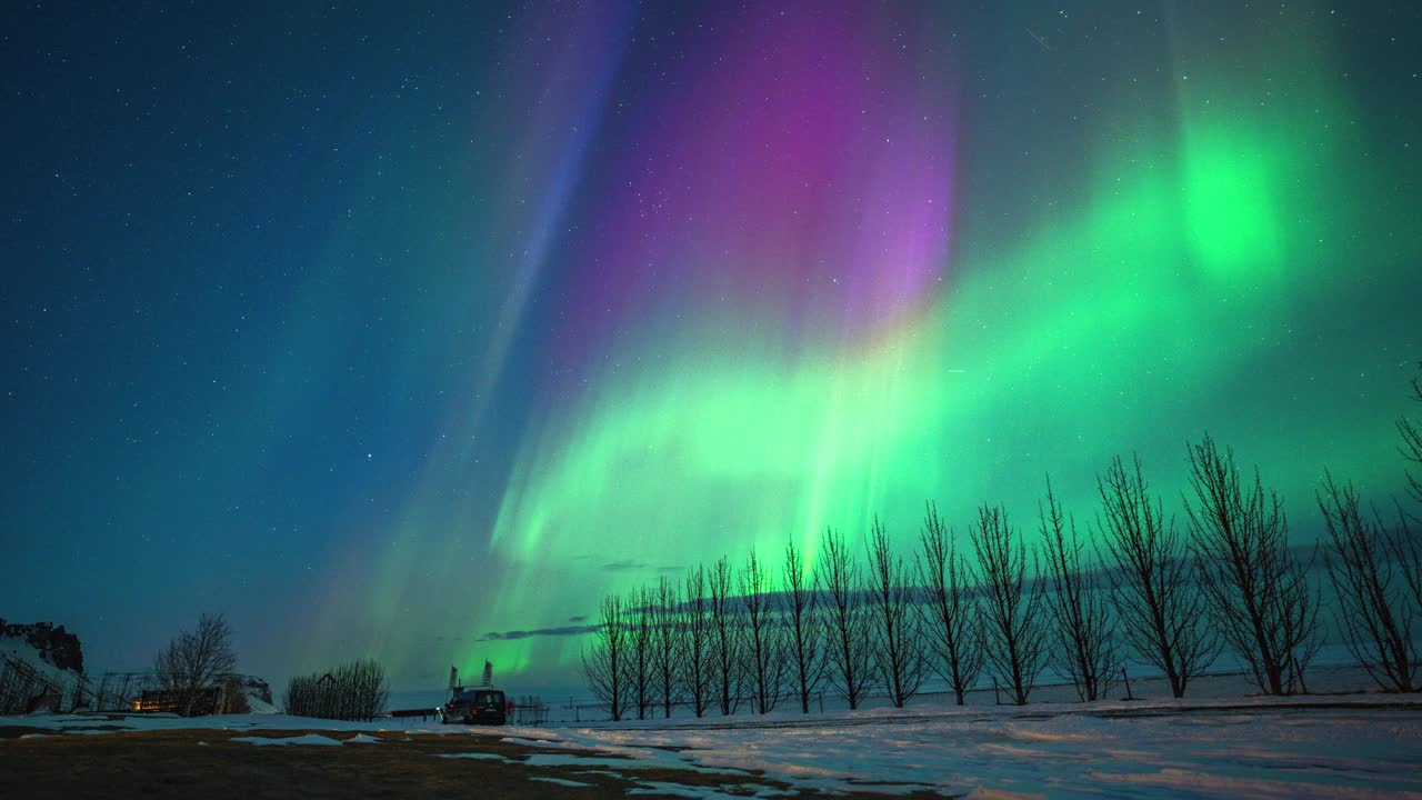 北极光与星星在冰岛的夜间运动，极光绿色环冬季视频下载