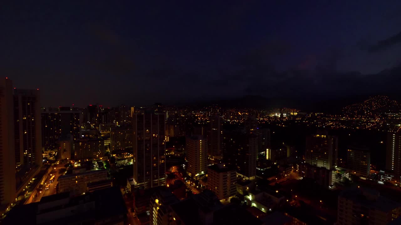 火奴鲁鲁的城市之夜，展示了繁华的街道和灯火通明的摩天大楼视频下载