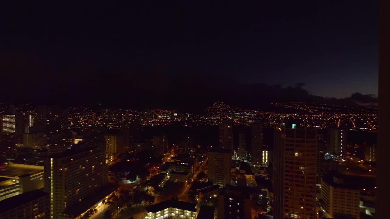 火奴鲁鲁的城市之夜，展示了繁华的街道和灯火通明的摩天大楼视频下载