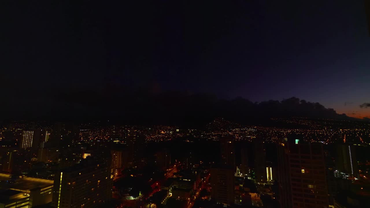 火奴鲁鲁的黄昏到夜晚的过渡，在4k的延时拍摄中捕捉到渐弱的光线和城市照明视频下载