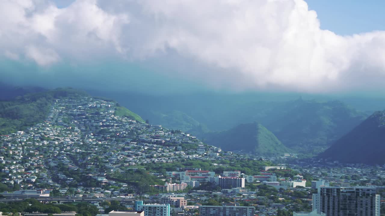 云影在瓦胡岛青翠的山坡上滑动，在4k的时间流逝中视频下载