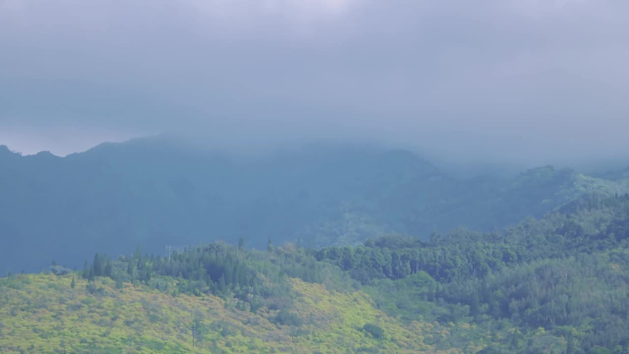 瓦胡岛郁郁葱葱的山脉上的云朵的时间流逝4k视频下载