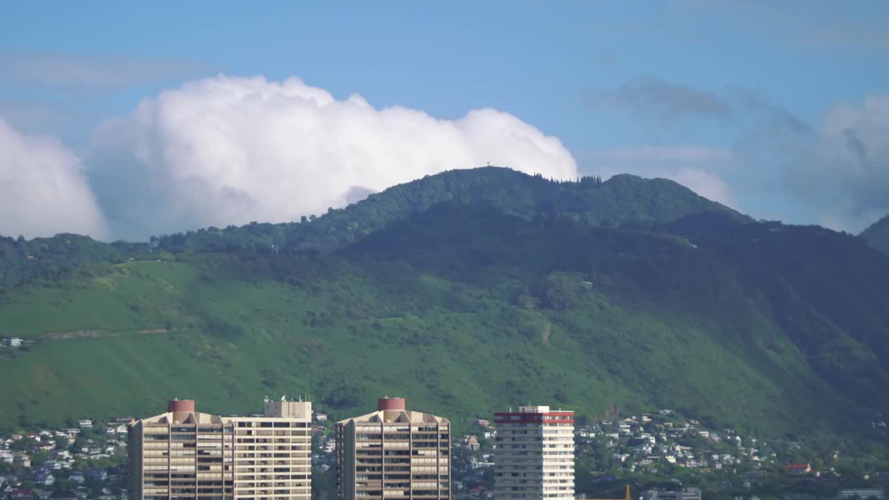 瓦胡岛郁郁葱葱的山脉上晴朗的天空，可以看到4k的住宅区视频下载