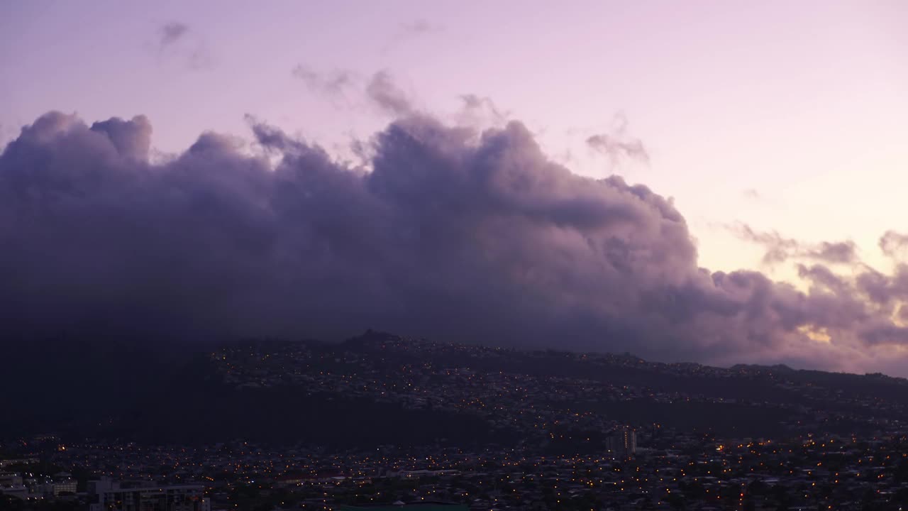 瓦胡岛山区黄昏的时间流逝，云层在4k中盘旋视频下载