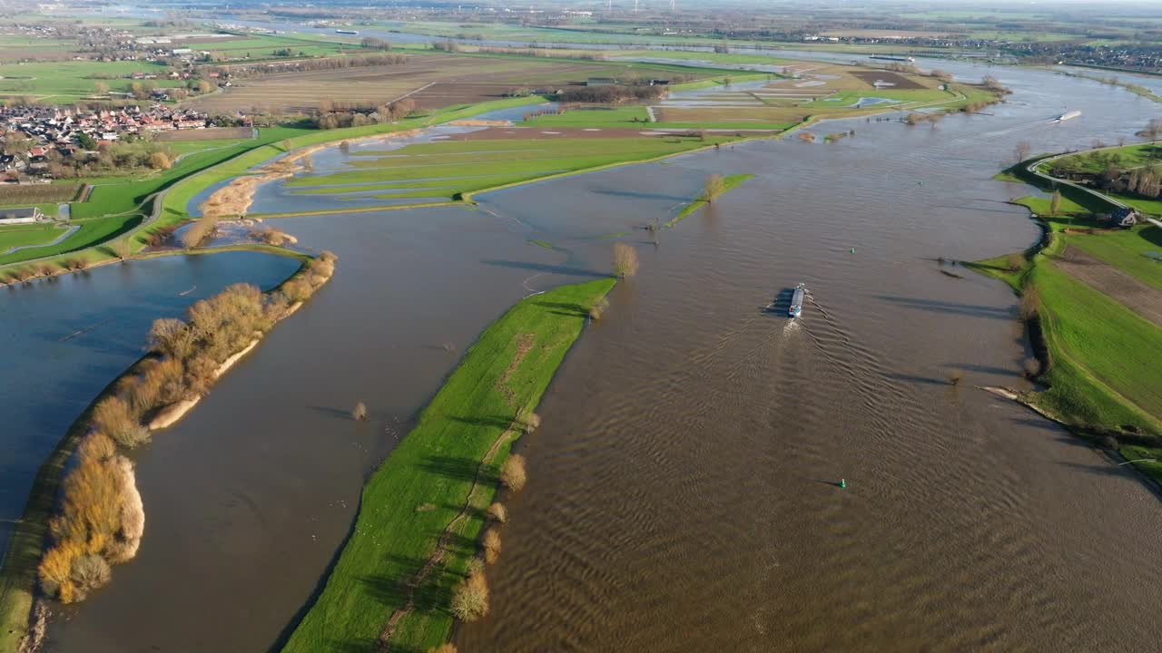 洪水越过莱克河岸，进入荷兰乡村景观。鸟瞰图视频下载