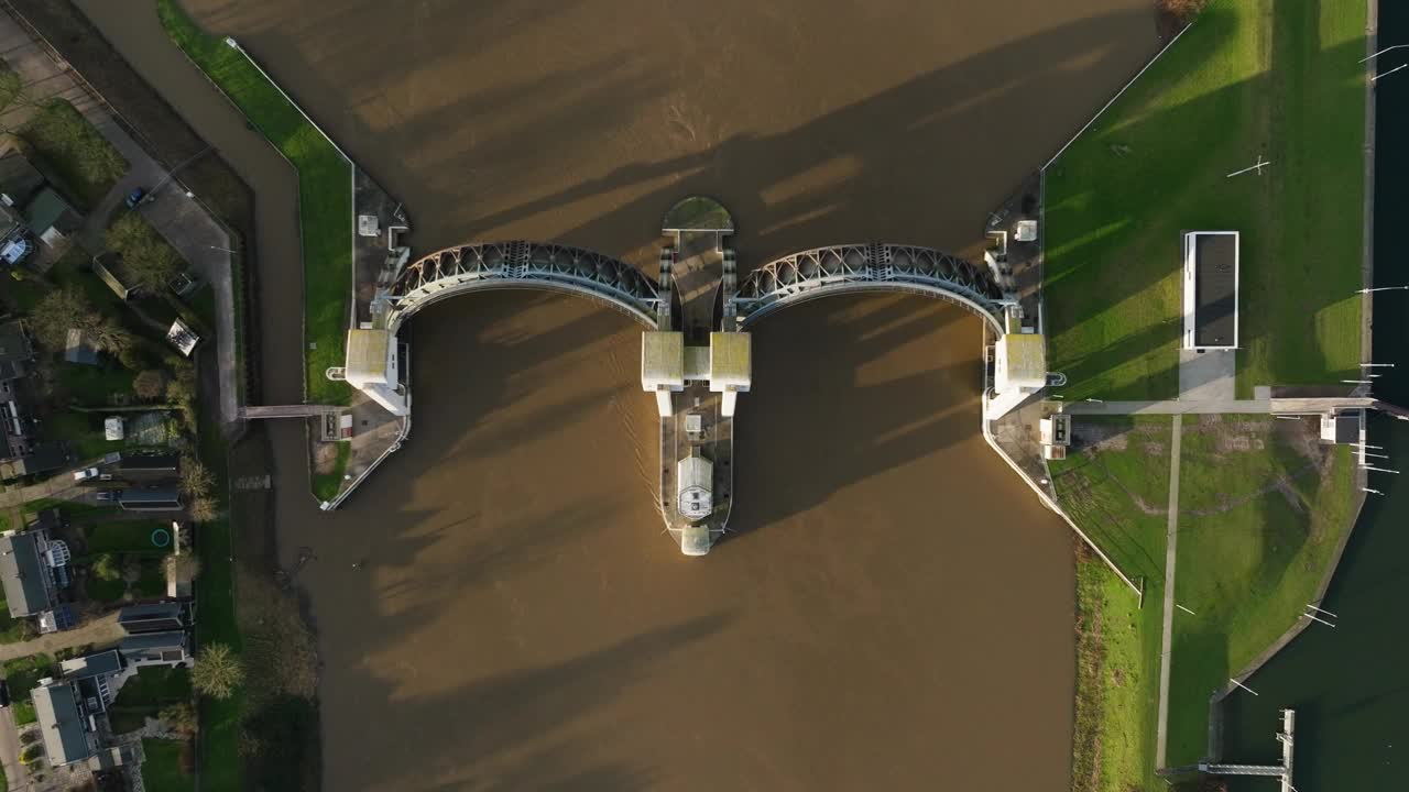 乌得勒支Vijfheerenlanden的Lek河Hagestein堰的鸟瞰图视频下载