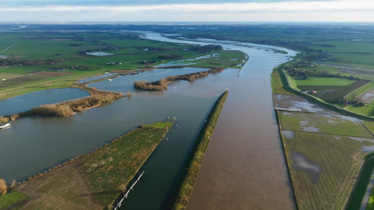 洪水冲毁了新韦格因附近的莱克河河岸，冲入农田。空中视频下载