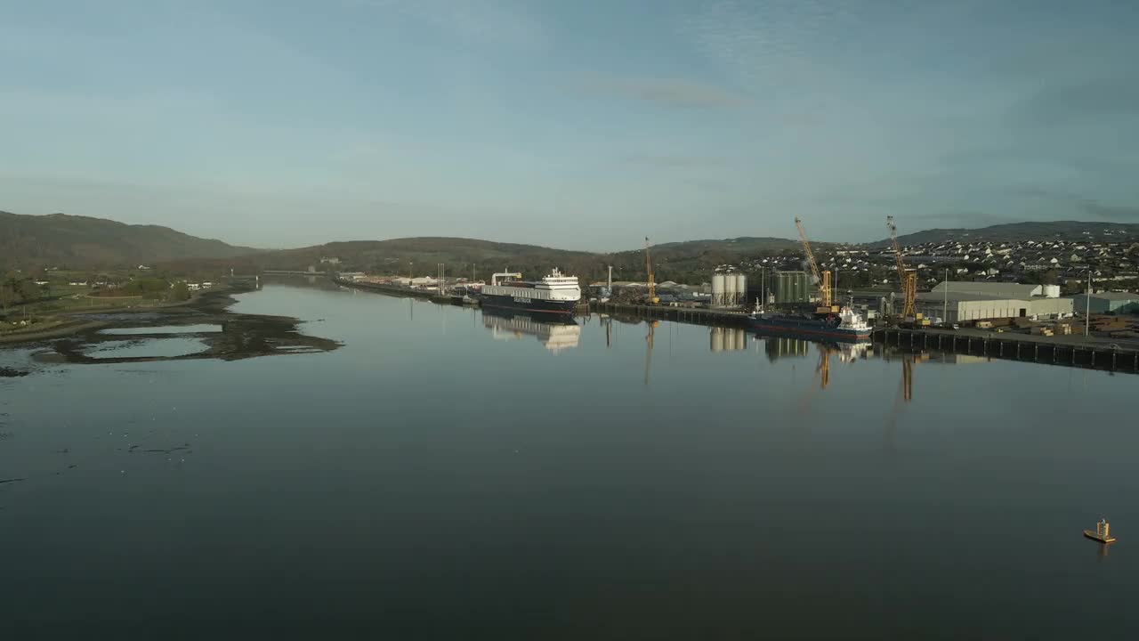客轮停泊在爱尔兰洛斯郡卡灵福德湖的港口。空中拍摄视频素材