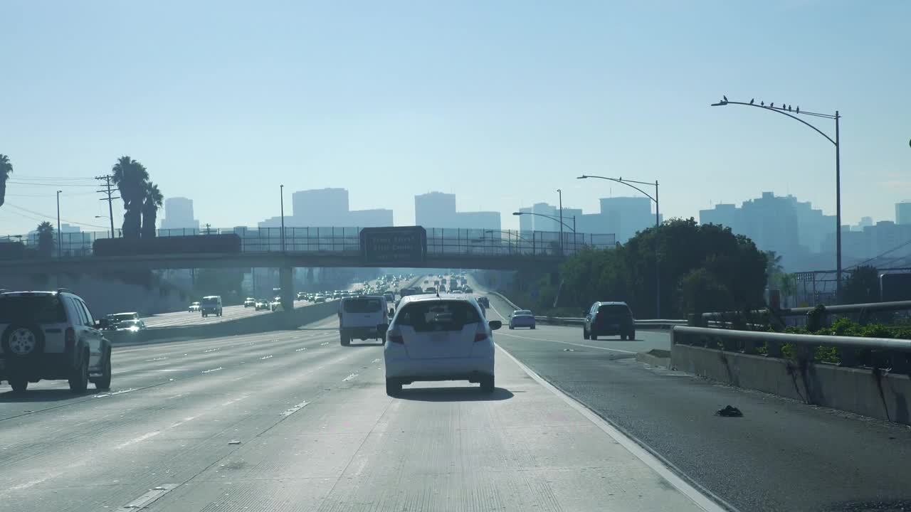 在加州高速公路上驾驶，城市天际线以4k慢动作60fps呈现视频下载