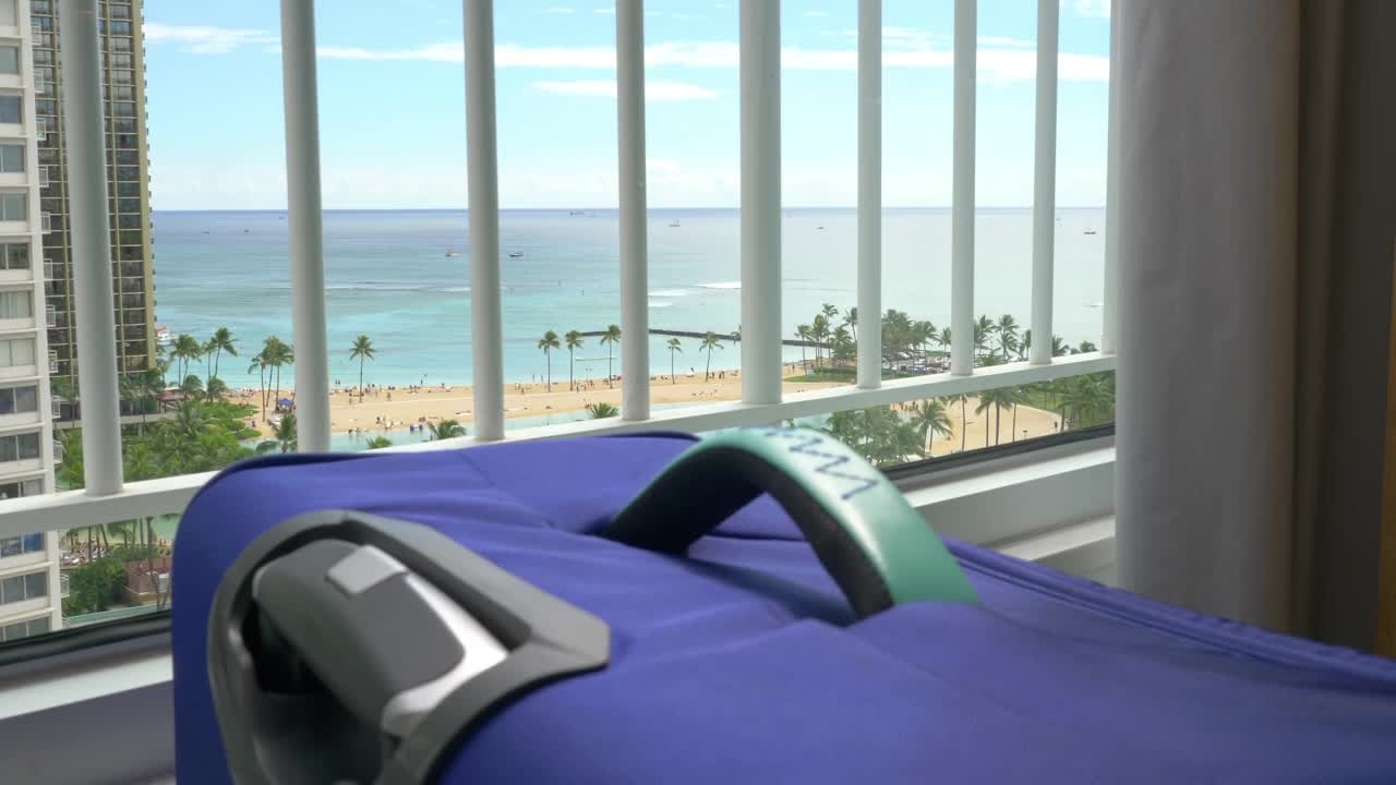 酒店房间里的行李可以用4k慢动作60帧/秒俯瞰海滩视频下载
