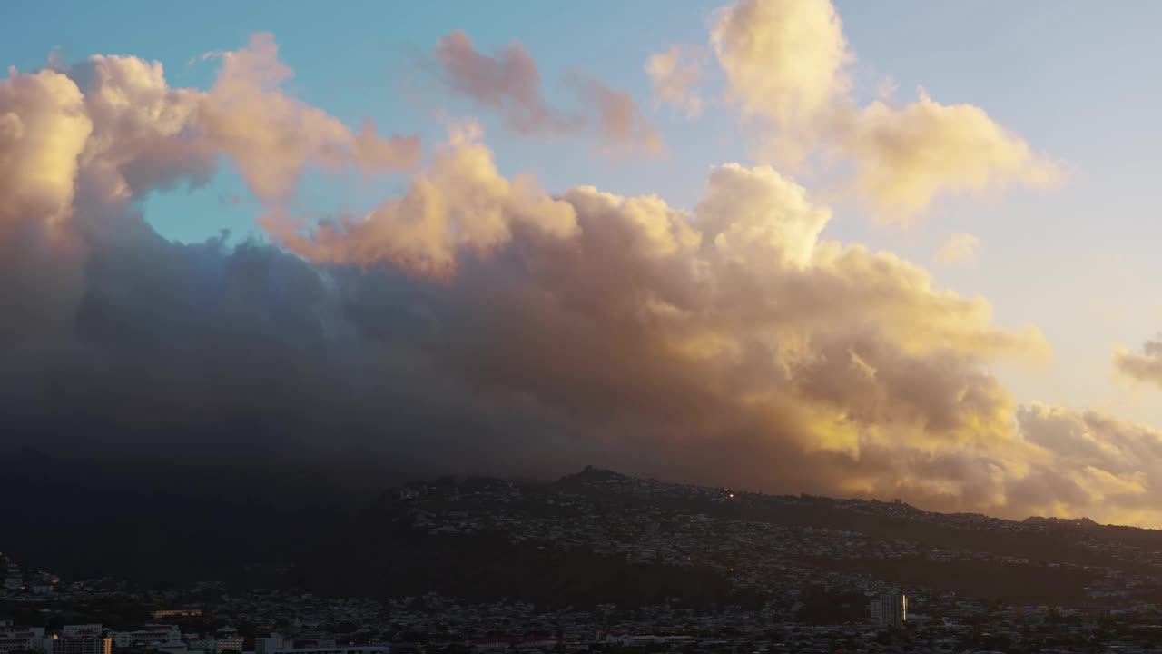 瓦胡岛山脉的日落时间流逝与动态云形成在4k视频下载