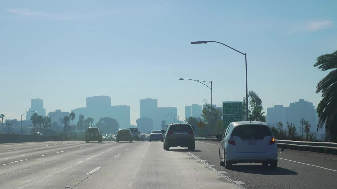 在加州高速公路上驾驶，城市天际线以4k慢动作60fps呈现视频下载