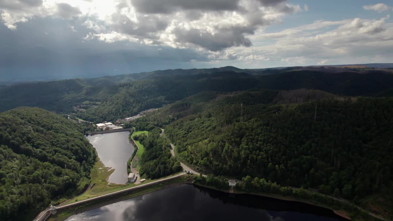 无人机在德国巴特劳特堡湖上空飞行的视频。视频下载