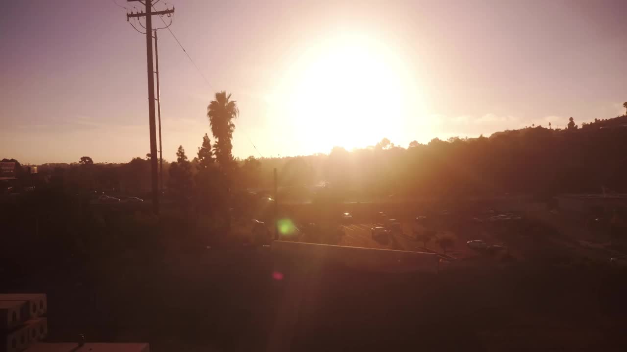 加州高速公路上的日落，树木的剪影，4k慢动作，60fps视频下载