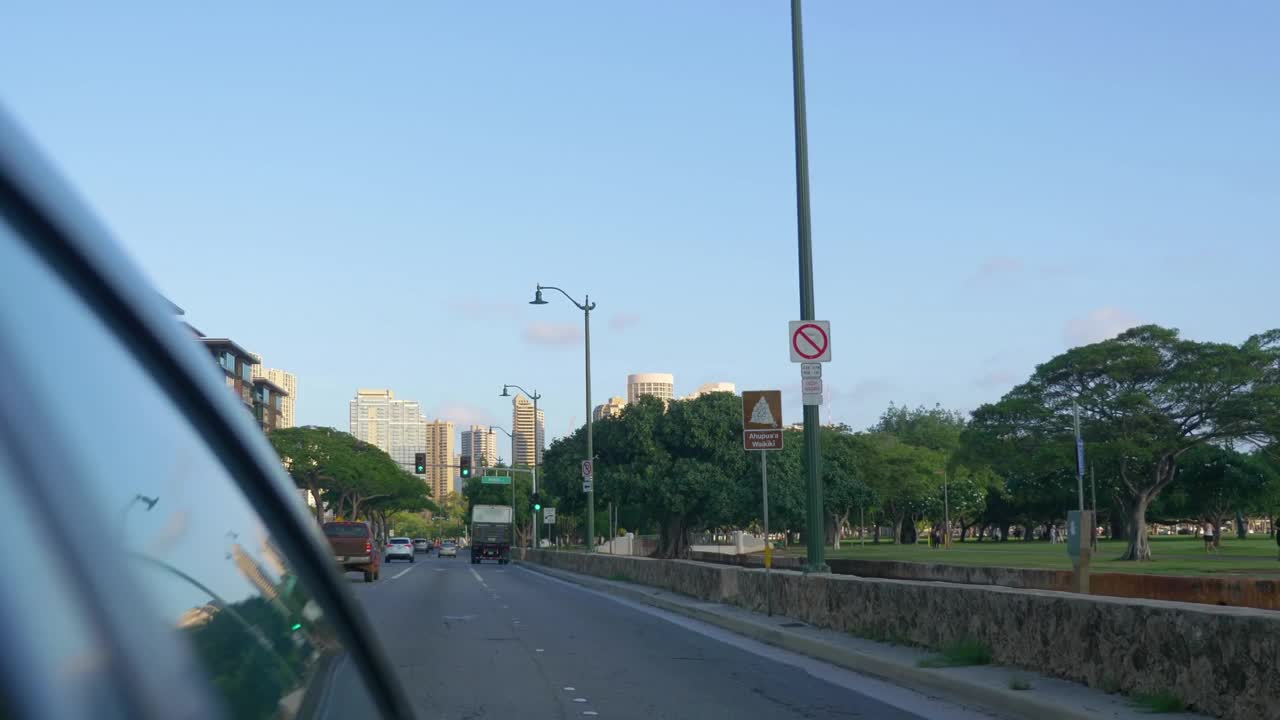 城市驾驶，欣赏檀香山的绿色城市景观，4k慢动作60fps视频下载