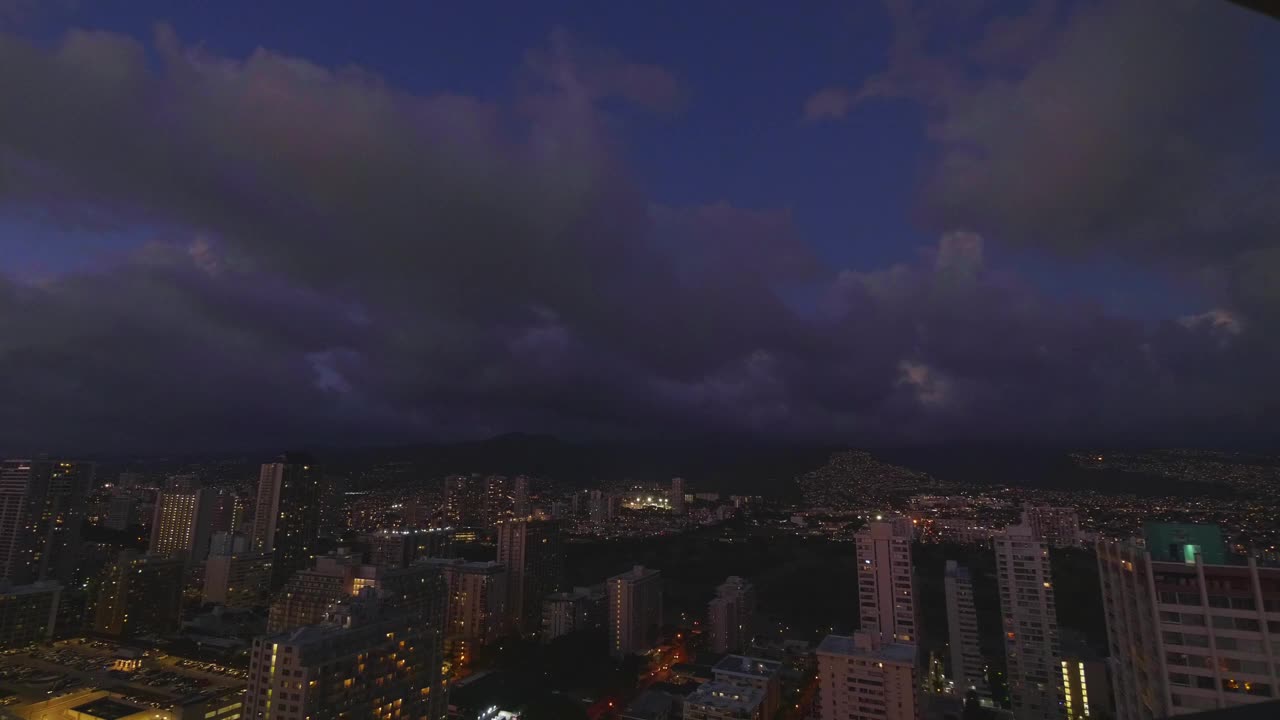 檀香山闪闪发光的城市灯光照亮了夜晚，以4k 60fps的慢动作展示了充满活力的城市生活视频下载