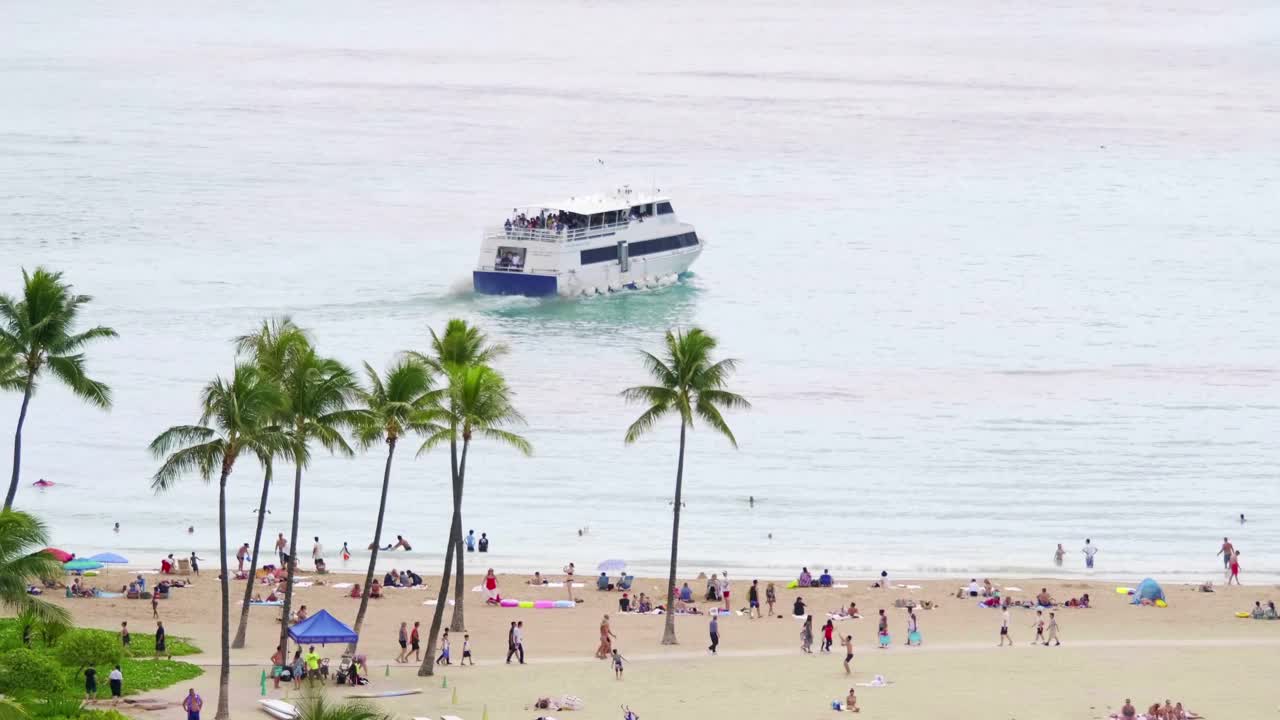 风景秀丽的檀香山海岸线，拥挤的海滩和高耸的酒店，4k慢动作60fps视频下载