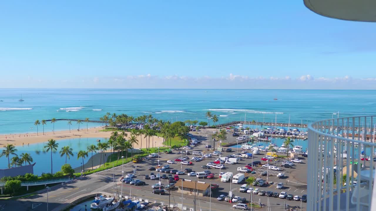檀香山码头鸟瞰图，船只和清澈的海水在4k慢动作60fps视频下载