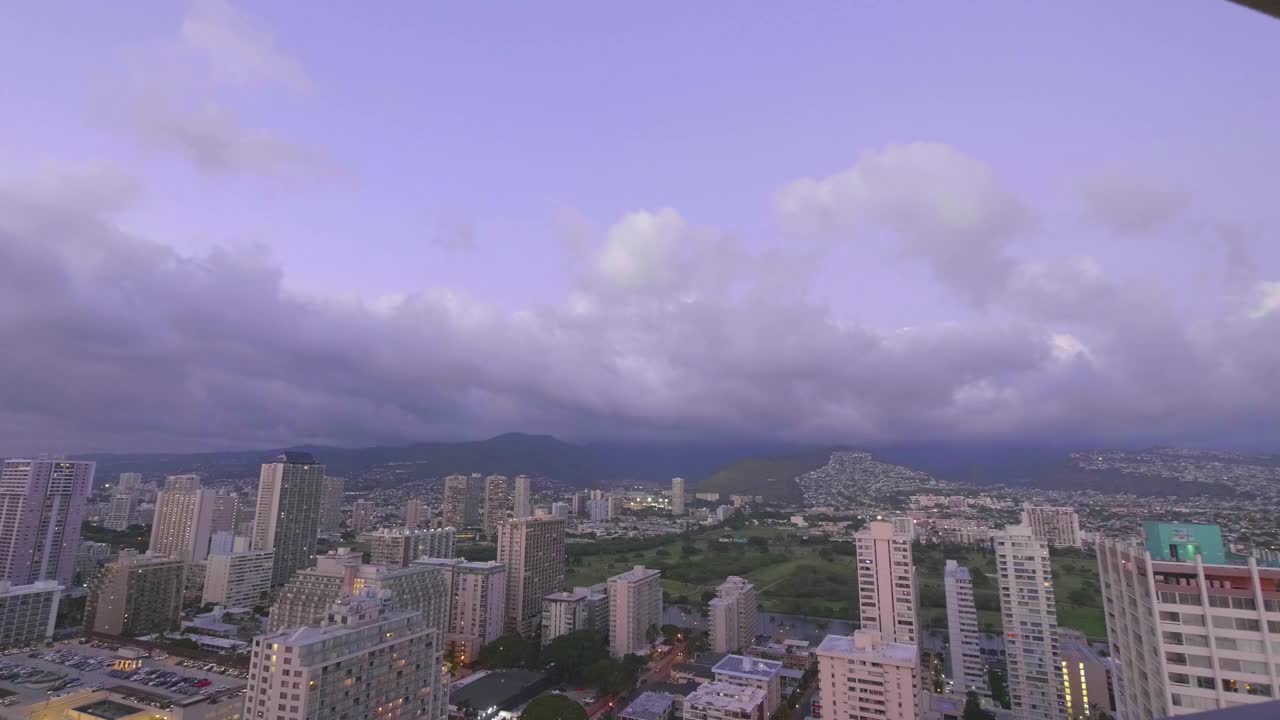 随着时间的推移，檀香山的天际线过渡到黄昏在4k视频下载