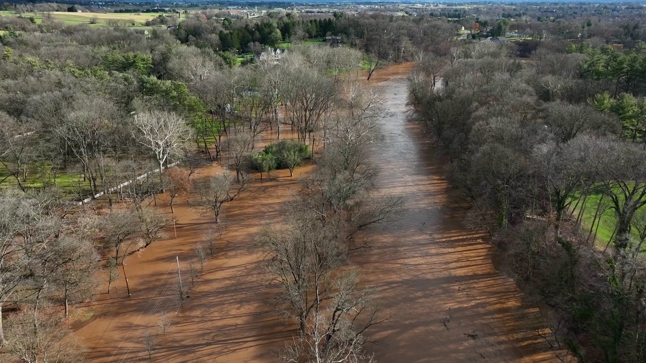 洪水俯视图。高水位主题。在美国冬天的河上，光秃秃的树木。视频下载