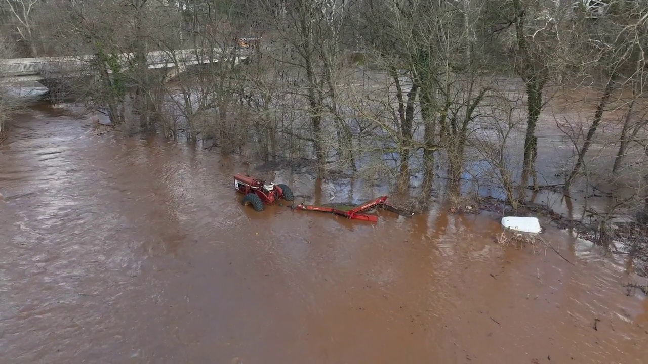 拖拉机被洪水淹没。自然灾害主题。视频下载