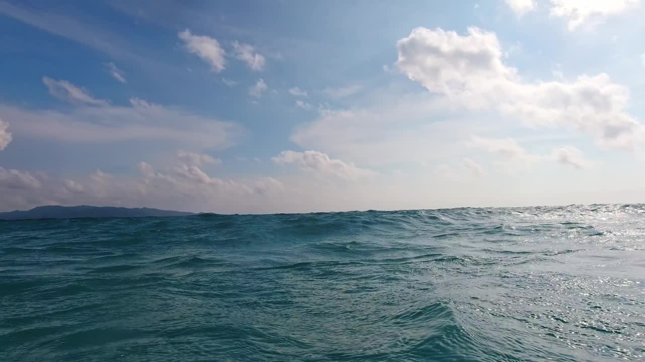 热带海浪的特写镜头。蓝色的海面有波浪。长滩岛,菲律宾。视频下载