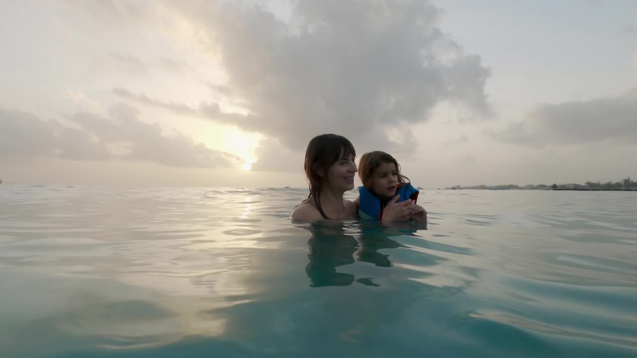 巴巴多斯的母女海滩日视频下载
