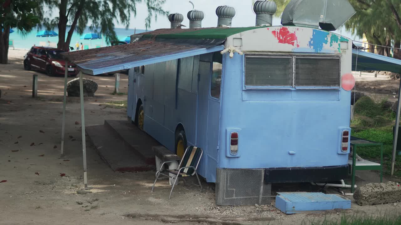 拍摄一辆蓝色餐车，停在迈阿密海滩上视频下载