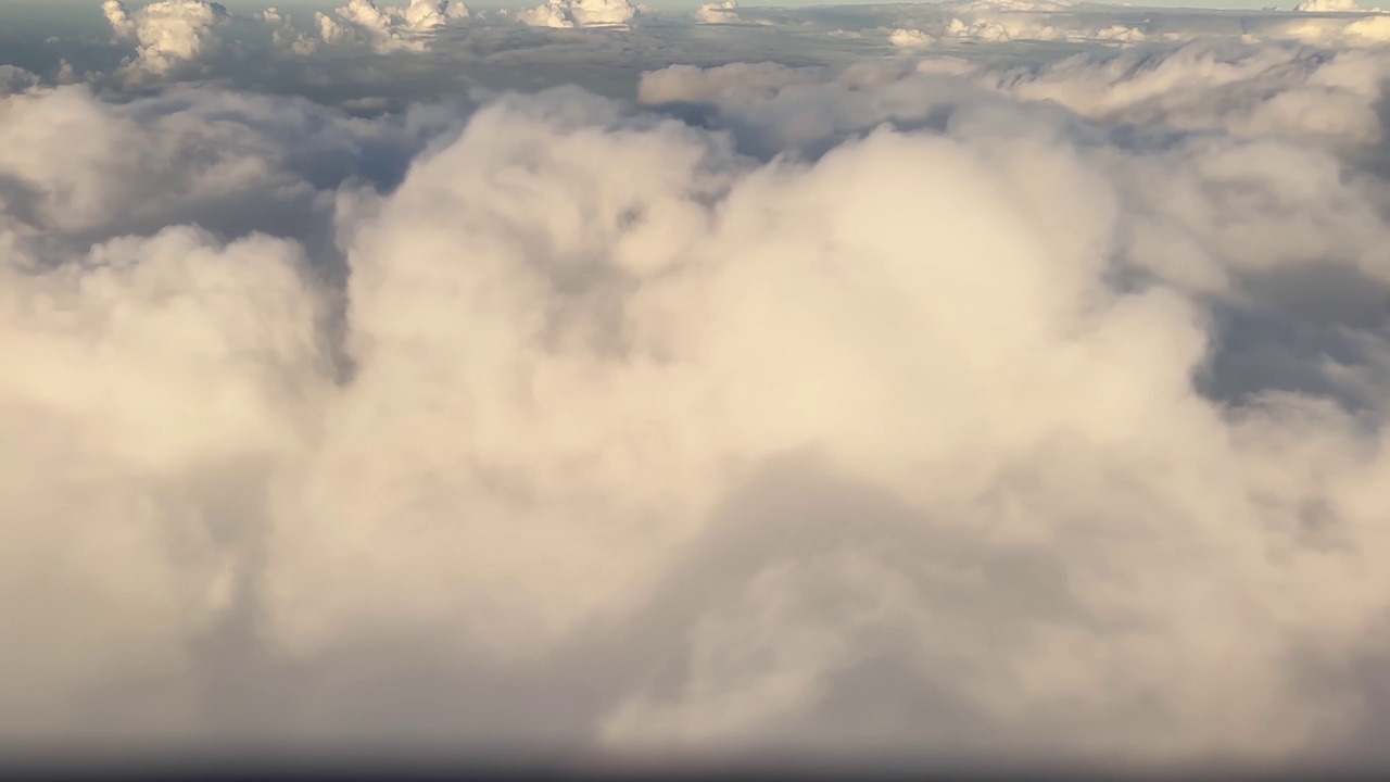 空中的威严:从飞机窗口看到的令人惊叹的云景视频下载