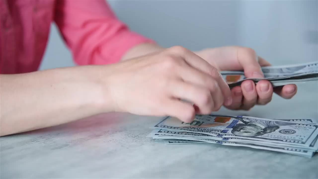 数100美元钞票的女人的手视频下载