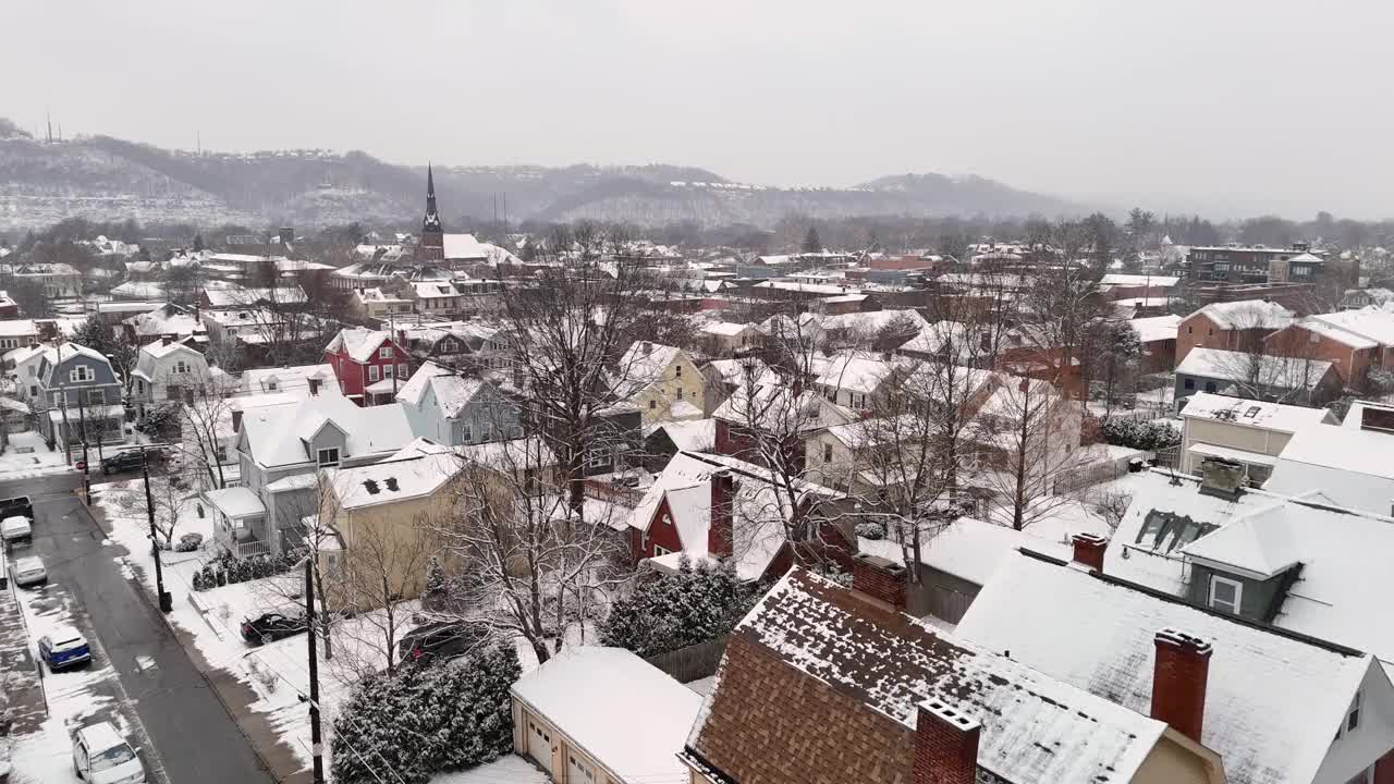 小镇的冬季鸟瞰图视频素材