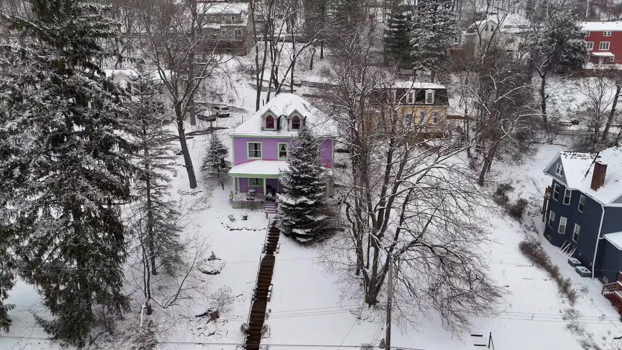 冬季之家的高角度前视图视频下载