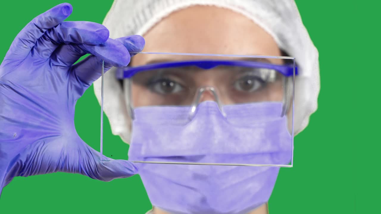 科学家在实验室，妇女检查样品演示。绿色的屏幕。视频下载