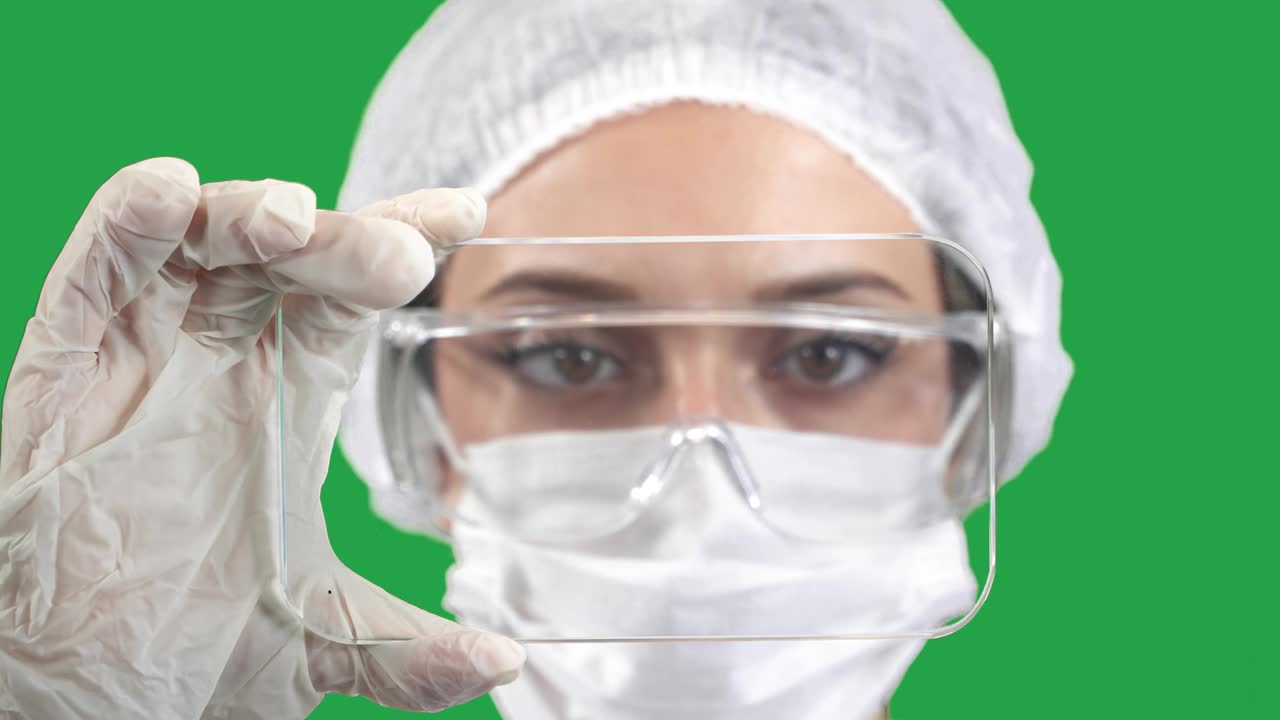 女科学家正在分析结构DNA。实验室里的科学家。视频下载